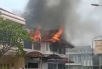 Kebakaran hanguskan bangunan rumah mewah di Kembangan Utara. (Instagram.com/@humasjakfire)
