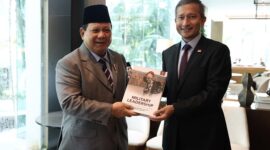Menhan Prabowo Hadiahi Buku Military Leadership untuk Menlu Singapura