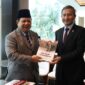 Menhan Prabowo Hadiahi Buku Military Leadership untuk Menlu Singapura