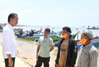 Presiden Jokowi saat berdialog dengan para nelayan di Kampung Nelayan Tanjung Laut, Kabupaten Bangka Barat. (Dok. Setkab.go.id)