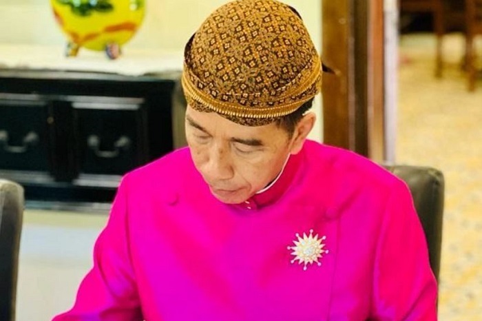 Presiden Jokowi tetap bekerja di sela prosesi pernikahan Kaesang. (Instagram.com/@jokowi) 