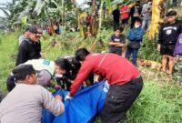 Aksi remaja tertabrak saat menghadang truk yang sedang melaju di kawasan jalan raya Indocement. (Dok. Polres Bogor)

