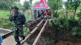 Akibat Terputus Banjir Ponorogo, Tim Relawan Kebencanaan Langsung Bikin Jembatan Darurat