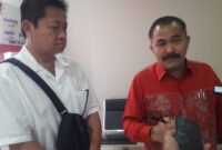 Kamaruddin Simanjuntak usai lapor di SPKT Bareskrim Polri bersama kliennya, Jhon Wimin. (Dok. Ist)