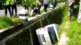 Diduga Pengemudi Mengantuk, Minibus Terjerembab Masuk Parit di Kabupaten Magetan Jawa Timur