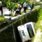 Diduga Pengemudi Mengantuk, Minibus Terjerembab Masuk Parit di Kabupaten Magetan Jawa Timur