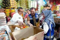Sekda Kota Batam melaksanakan pengawasan ketersediaan dan harga bahan pokok terutama beras jelang Ramadhan. (Dok. Mediacenter.batam.go.id