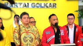 Ketua Umum Partai Golkar Airlangga Hartarto Bersama dengan Ketua Umum Partai Solidaritas Indonesia (PSI) Giring Ganesha. (Instagram.com/@airlanggahartarto_official)
