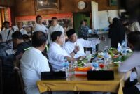 Menteri Pertahanan Prabowo Subianto makan bersama setelah pulang Sholat Idul Adha 1444 H di RM Nasi Timbel H. Komarudin. (Dok. Tim Media Prabowo Subainto)