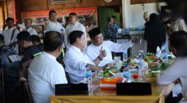 Menteri Pertahanan Prabowo Subianto makan bersama setelah pulang Sholat Idul Adha 1444 H di RM Nasi Timbel H. Komarudin. (Dok. Tim Media Prabowo Subainto)