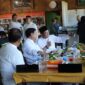 Menteri Pertahanan Prabowo Subianto makan bersama setelah pulang Sholat Idul Adha 1444 H di RM Nasi Timbel H. Komarudin. (Dok. Tim Media Prabowo Subainto)