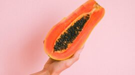 Pepaya mengandung nutrisi penting seperti vitamin A, lutein, dan zeaxanthin yang baik untuk kesehatan mata. (Pexels/Anna Shvets)