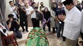 Ketua Umum Partai Gerindra Prabowo Subianto melayat ke rumah duka Wakil Ketua Umum Partai Gerindra Desmond Junaidi Mahesa. (Dok. Tim Media Prabowo Subianto) 