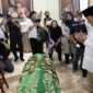 Ketua Umum Partai Gerindra Prabowo Subianto melayat ke rumah duka Wakil Ketua Umum Partai Gerindra Desmond Junaidi Mahesa. (Dok. Tim Media Prabowo Subianto) 
