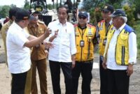 Presiden Joko Widodo (Jokowi) sedang tinjau jalan di Kabupaten Bengkulu Utara. (Instagram.com/@jokowi)