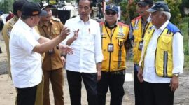 Presiden Joko Widodo (Jokowi) sedang tinjau jalan di Kabupaten Bengkulu Utara. (Instagram.com/@jokowi)