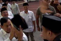 Relawan Muhaimin Iskandar mendapatkan peci hitam yang diberikan langsung oleh Ketua Umum Partai Gerindra Prabowo Subianto. (Dik. Tim Media Prabowo Subianto)
