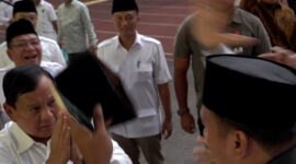 Relawan Muhaimin Iskandar mendapatkan peci hitam yang diberikan langsung oleh Ketua Umum Partai Gerindra Prabowo Subianto. (Dik. Tim Media Prabowo Subianto)
