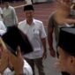 Relawan Muhaimin Iskandar mendapatkan peci hitam yang diberikan langsung oleh Ketua Umum Partai Gerindra Prabowo Subianto. (Dik. Tim Media Prabowo Subianto)

