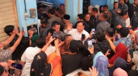 Menteri Pertahanan Prabowo Subianto mendampingi Presiden Jokowi mengunjungi Pasar Bululawang. (Dik. Tim Media Prabowo Subianto)
