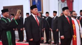 Presiden Joko Widodo resmi melantik Djan Faridz dan Gandi Sulistiyanto Soeherman sebagai anggota Dewan Pertimbangan Presiden (Wantimpres). (Dok. Presidenri.go.id)