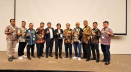 David Sudyanto, Ketua Umum AAEI, NS. Aji Martono - Ketua Umum PROPAMI dan Haryajid Ramelan - Dirut LSP PM photo bersama dengan pihak SGX