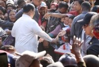 Ketua Umum Partai Gerindra Prabowo Subianto saat bersama Masyarakat. (Facbook.com/@Prabowo Subianto)
