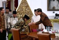 Menteri Pertahanan (Menhan) Prabowo Subianto dan Habib Lutfi bersama bertemu dengan Presiden RI Joko Widodo di Istana Merdeka. (Instagram.com/@sekretariat.kabinet)