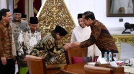 Menteri Pertahanan (Menhan) Prabowo Subianto dan Habib Lutfi bersama bertemu dengan Presiden RI Joko Widodo di Istana Merdeka. (Instagram.com/@sekretariat.kabinet)
