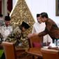Menteri Pertahanan (Menhan) Prabowo Subianto dan Habib Lutfi bersama bertemu dengan Presiden RI Joko Widodo di Istana Merdeka. (Instagram.com/@sekretariat.kabinet)
