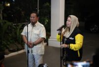 Ketua Umum Partai Gerindra Prabowo Subianto menyambut kehadiran putri almarhum Presiden keempat RI Abdurrahman Wahid atau Gus Dur, Yenny Wahid. (Dok. Tim Media Prabowo Subianto)
