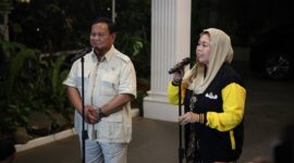 Ketua Umum Partai Gerindra Prabowo Subianto menyambut kehadiran putri almarhum Presiden keempat RI Abdurrahman Wahid atau Gus Dur, Yenny Wahid. (Dok. Tim Media Prabowo Subianto)
