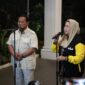 Ketua Umum Partai Gerindra Prabowo Subianto menyambut kehadiran putri almarhum Presiden keempat RI Abdurrahman Wahid atau Gus Dur, Yenny Wahid. (Dok. Tim Media Prabowo Subianto)
