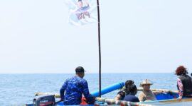 Menteri Pertahanan Prabowo Subianto menjajal kapal Bersama dengan mantan menteri KKP Susi Pudjiastuti dan juga para nelayan. (Dok. Tim Media Prabowo Subianto)
