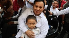 Ketua Umum Partai Gerindra Prabowo Subianto saat bersama Masyarakat. (Facbook.com/@Prabowo Subianto)
