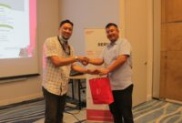 Pemberian cendera mata oleh Bapak Yuli (PT Smartfren – kiri) kepada Bapak Haryono (Grahacom – kanan). (Dok. Istimewa)