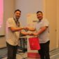 Pemberian cendera mata oleh Bapak Yuli (PT Smartfren – kiri) kepada Bapak Haryono (Grahacom – kanan). (Dok. Istimewa)