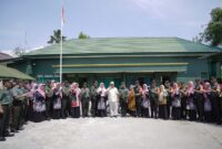 Menteri Pertahanan Prabowo Subianto menyerahkan bantuan 153 unit sepeda motor trail. (Dok. Tim Media prabowo Subianto)