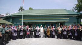 Menteri Pertahanan Prabowo Subianto menyerahkan bantuan 153 unit sepeda motor trail. (Dok. Tim Media prabowo Subianto)