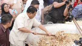 Calon Presiden Nomor Urut 2, Prabowo Subianto Mencicipi Opor Ayam Chef Bobon. (Dok. Tim Media Prabowo-Gibran)
