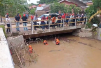 Tim gabungan melaksanakan pembersihan saluran air. (Dok. BPBD Kab. Lampung Selatan)