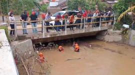 Tim gabungan melaksanakan pembersihan saluran air. (Dok. BPBD Kab. Lampung Selatan)
