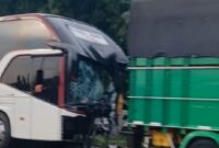 Kecelakaan Lalu Lintas yang Tewaskan 12 Orang Penumpang Grand Max di  Jakarta - Cikampek. (Tiktok.com/@dayurosi90)