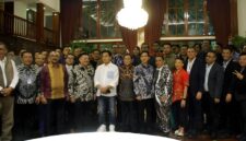 Presiden terpilih 2024-2029 Prabowo Subianto mengumpulkan 45 kuasa hukum yang berada dalam tim yang membela Prabowo-Gibran di Mahkamah Konstitusi (MK). (Dok. Tim Media Prabowo)