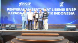 Foto : Ketua BNSP, Syamsi Hari, menyerahkan Sertifikat Lisensi kepada LSP IND Logistik Indonesia  di Bandung, 14 Agustus 2024, sekaligus menandai pengesahan resmi LSP dalam bidang Pos dan Logistik, didukung oleh PT Pos Indonesia dan ASPERINDO. (Doc.Ist)