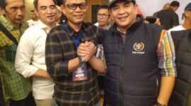 Pemimpin Redaksi Jatimraya.com Andy Setiawan dan Ketua Umum PWI Zulmansyah Sekedang. (Dok. Surabayaonline.co)