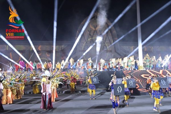 Pesta Rakyat Penutupan FORNAS VIII NTB: Masyarakat Umum Bebas Saksikan Slank dan Berbaur dengan Kontingen se-Indonesia di Eks Bandara Selaparang. (Doc.Ist)