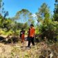 Satgas Manggala Agni Kabupaten Toba memadamkan api yang membakar tujuh hektar lahan di Desa Pagar Batu, Kecamatan Balige, Kabupaten Toba. (Dok. BPBD Kabupaten Toba)