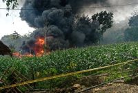 Api masih menyala di sumur minyak ilegal Blora meski tim gabungan berusaha memadamkan. (Dok. Tangkapan layar video)