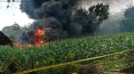 Api masih menyala di sumur minyak ilegal Blora meski tim gabungan berusaha memadamkan. (Dok. Tangkapan layar video)
